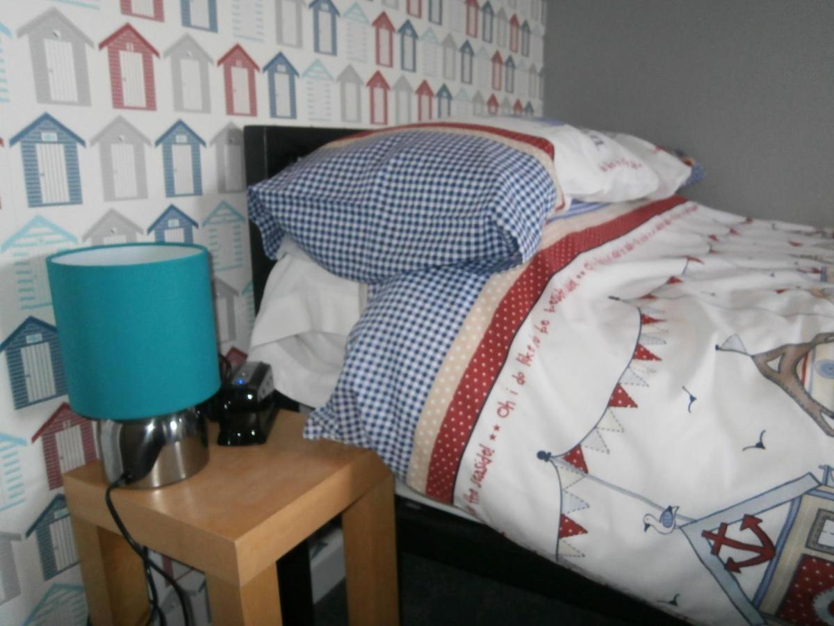 The Hut Wales - A Sea Front Inn Holyhead Esterno foto