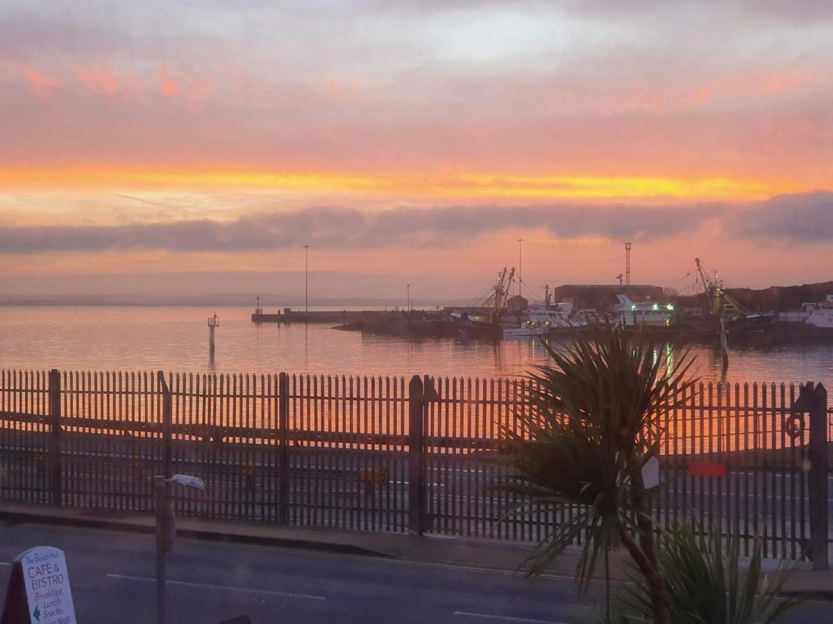 The Hut Wales - A Sea Front Inn Holyhead Esterno foto