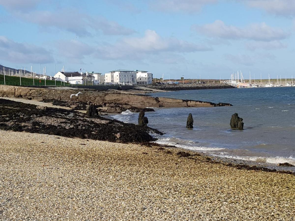 The Hut Wales - A Sea Front Inn Holyhead Esterno foto