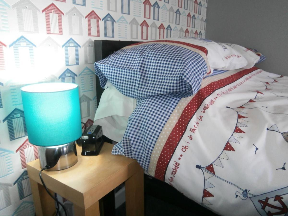 The Hut Wales - A Sea Front Inn Holyhead Esterno foto