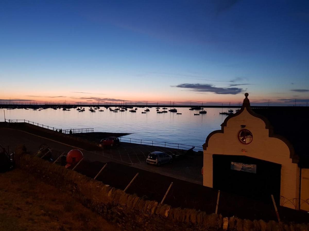 The Hut Wales - A Sea Front Inn Holyhead Esterno foto