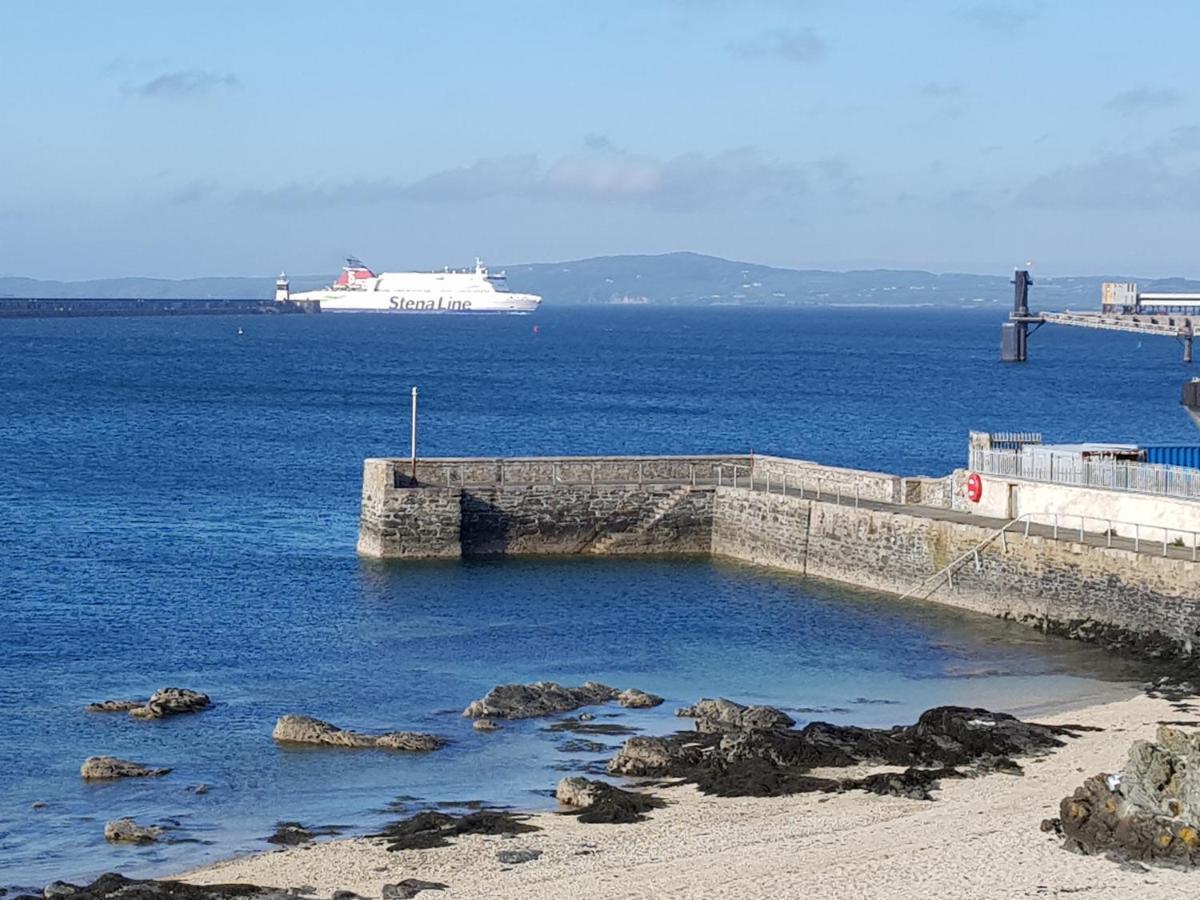 The Hut Wales - A Sea Front Inn Holyhead Esterno foto