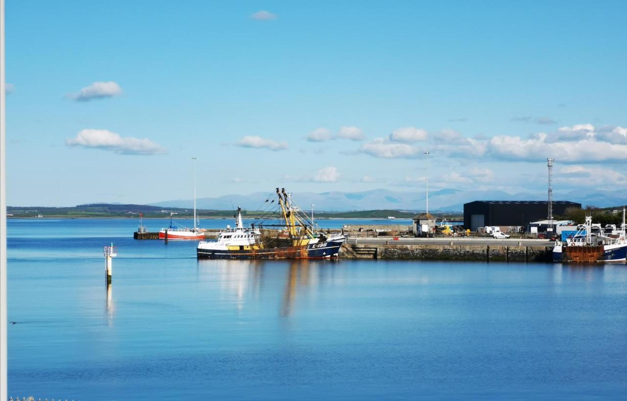 The Hut Wales - A Sea Front Inn Holyhead Esterno foto