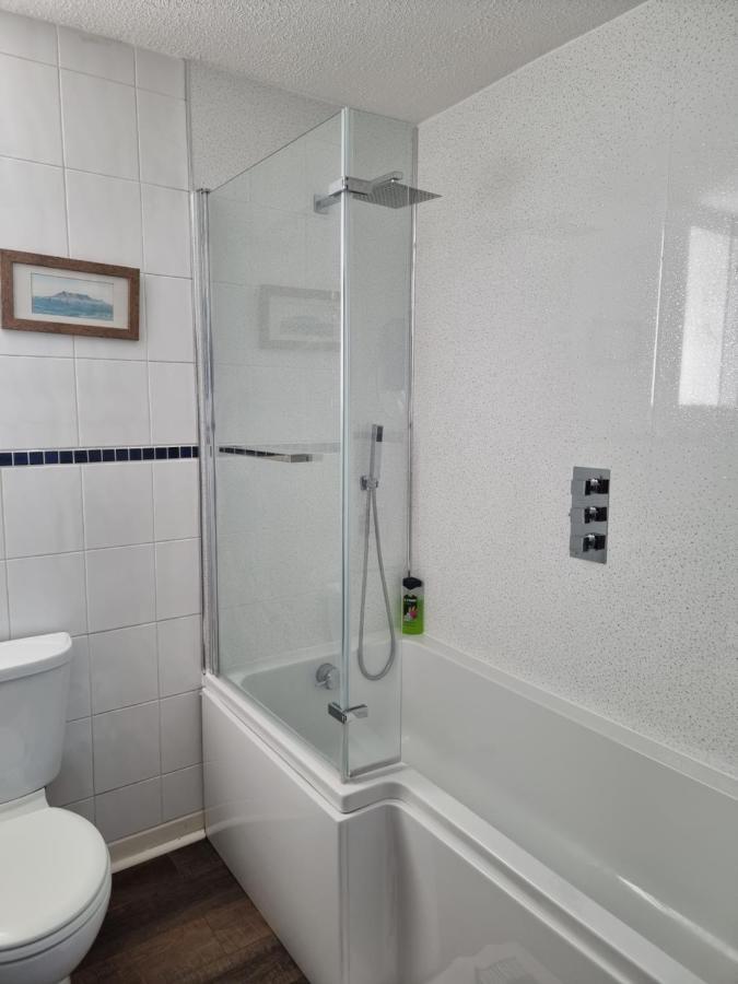 The Hut Wales - A Sea Front Inn Holyhead Esterno foto
