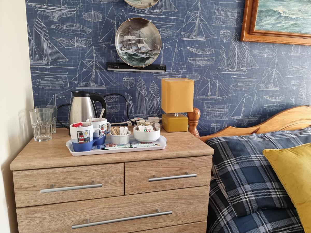 The Hut Wales - A Sea Front Inn Holyhead Esterno foto