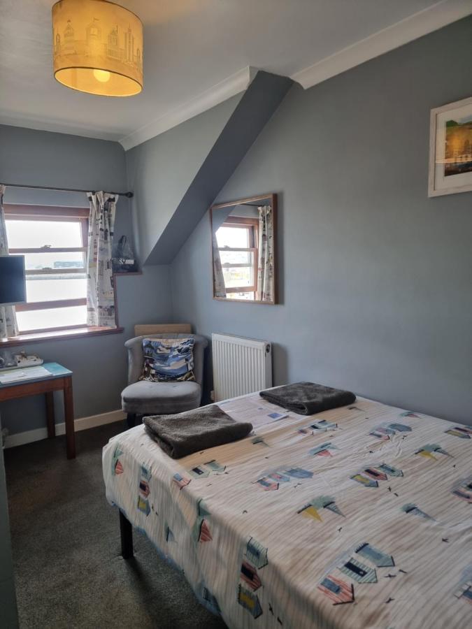 The Hut Wales - A Sea Front Inn Holyhead Esterno foto
