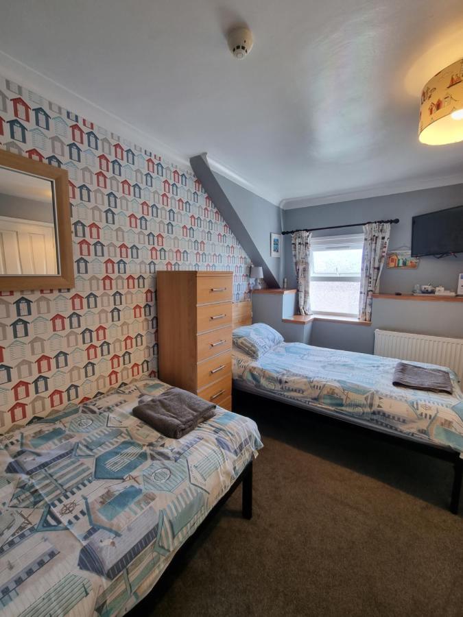 The Hut Wales - A Sea Front Inn Holyhead Esterno foto
